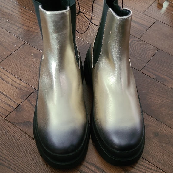 New Steve Madden Jteresta Big Kid Gold  Metallic Chelsea Boots size 4 - Picture 4 of 7